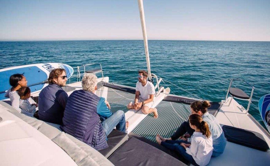 Paseo en catamarán con avistamiento de delfines