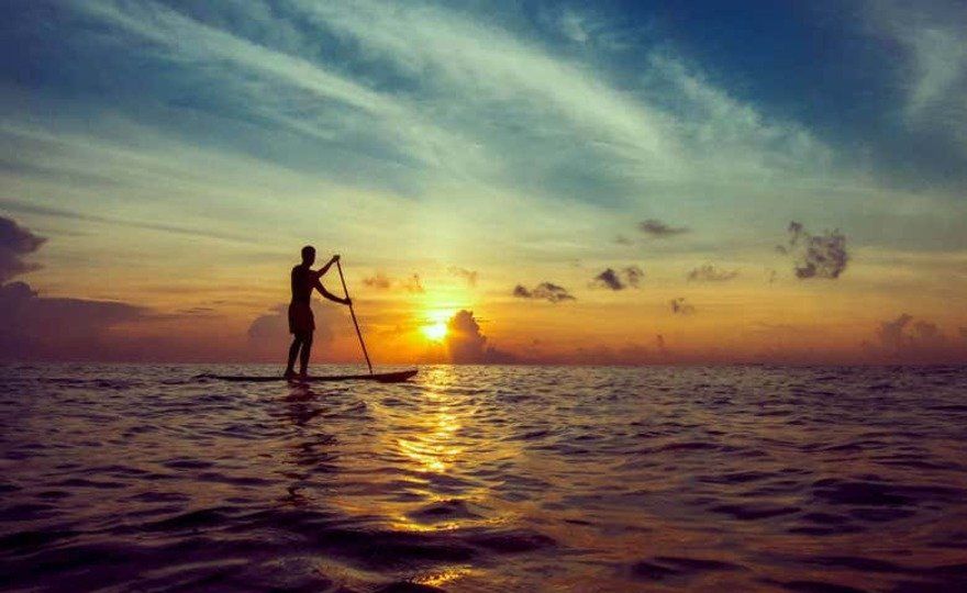 Paddle surf al atardecer