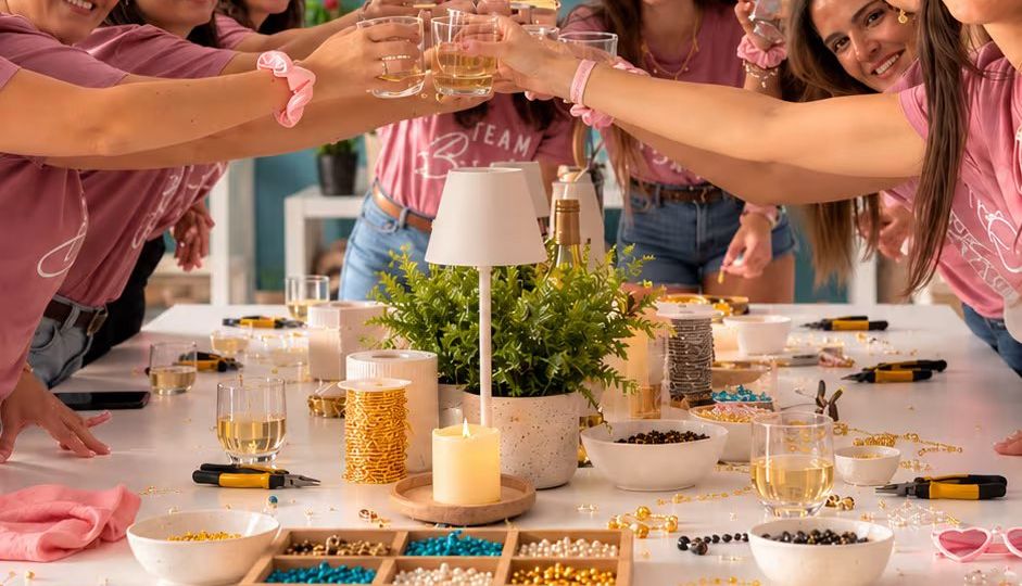 Taller de Joyas con Vino Ilimitado y Picoteo en Bspark Málaga