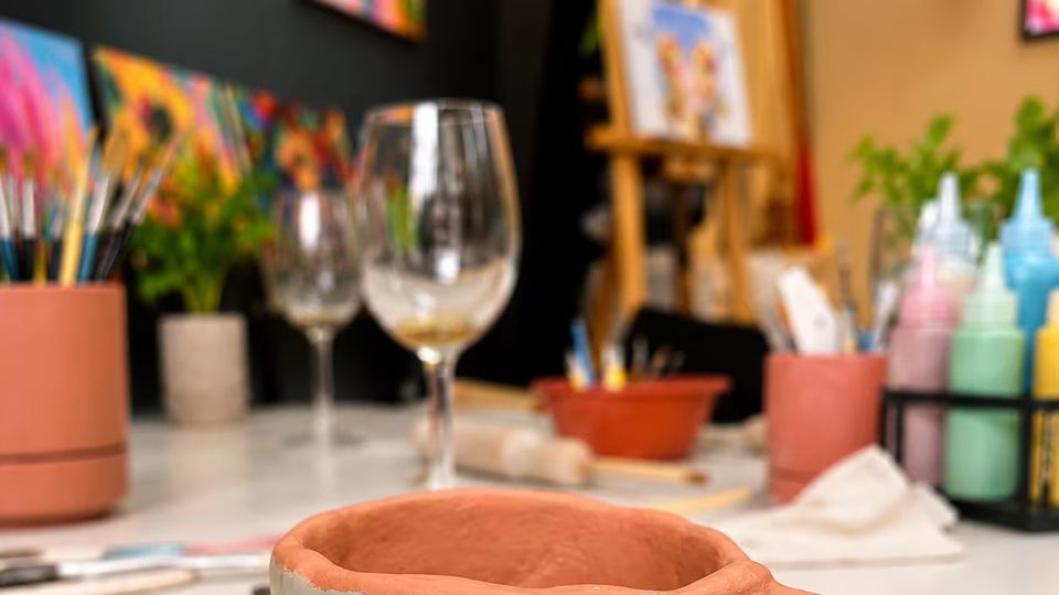Crea tu propia pieza: experiencia de cerámica creativa con vino ilimitado de 2.5hrs - Málaga