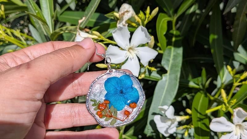 Taller con flores naturales y resina
