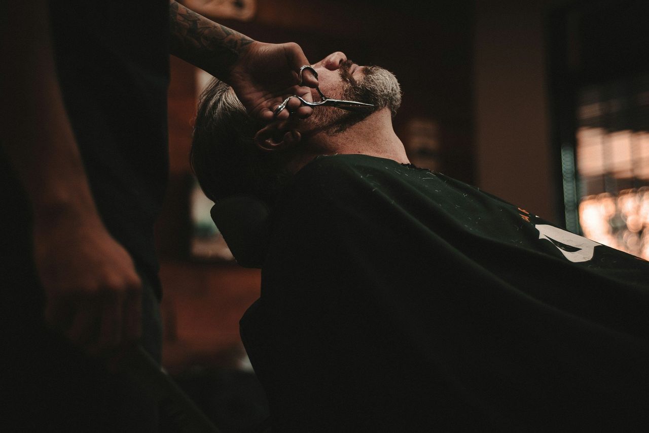 Afeitado clásico. Foto: <a href="https://unsplash.com/@seteph?utm_source=Hoy%20Apps&utm_medium=referral" target="_blank" rel="noopener">Allef Vinicius</a> (<a href="https://unsplash.com/photos/man-sitting-on-barbers-chair-IvQeAVeJULw?utm_source=Hoy%20Apps&utm_medium=referral" target="_blank" rel="noopener">Unsplash</a>)