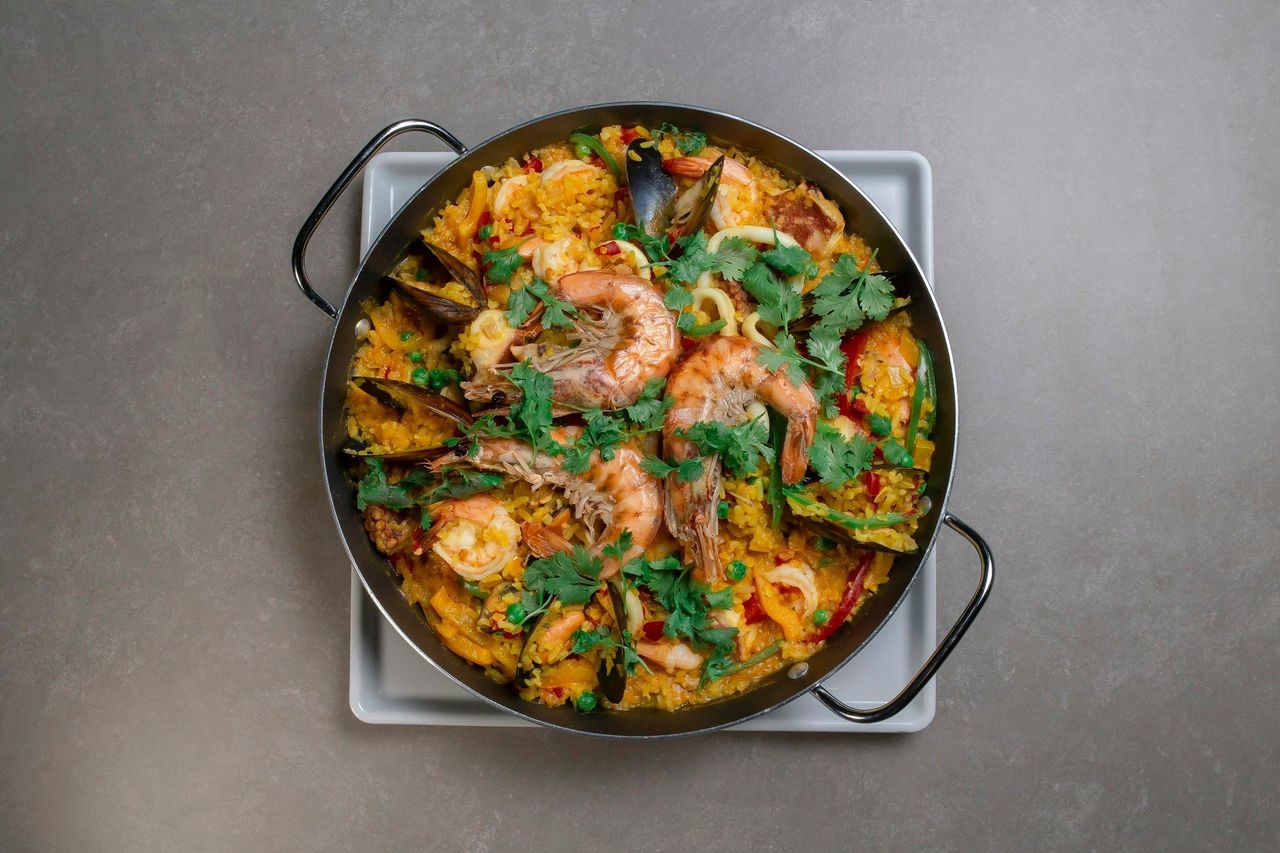 Arroz español. Foto: <a href="https://unsplash.com/@dougglaslopez?utm_source=Hoy%20Apps&utm_medium=referral" target="_blank" rel="noopener">Douglas Lopez</a> (<a href="https://unsplash.com/photos/black-cooking-pan-on-stove-4B0cLMtJxWw?utm_source=Hoy%20Apps&utm_medium=referral" target="_blank" rel="noopener">Unsplash</a>)