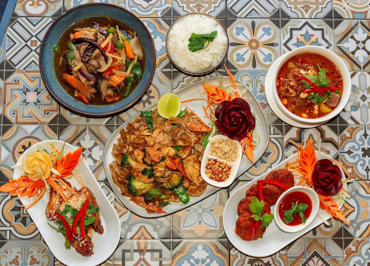 Comida tailandesa. Foto: <a href="https://unsplash.com/@christopher_chung_photography?utm_source=Hoy%20Apps&utm_medium=referral" target="_blank" rel="noopener">Christopher Chung</a> (<a href="https://unsplash.com/photos/a-spread-of-delicious-thai-dishes-on-a-patterned-surface--wejEQuvw0E?utm_source=Hoy%20Apps&utm_medium=referral" target="_blank" rel="noopener">Unsplash</a>)