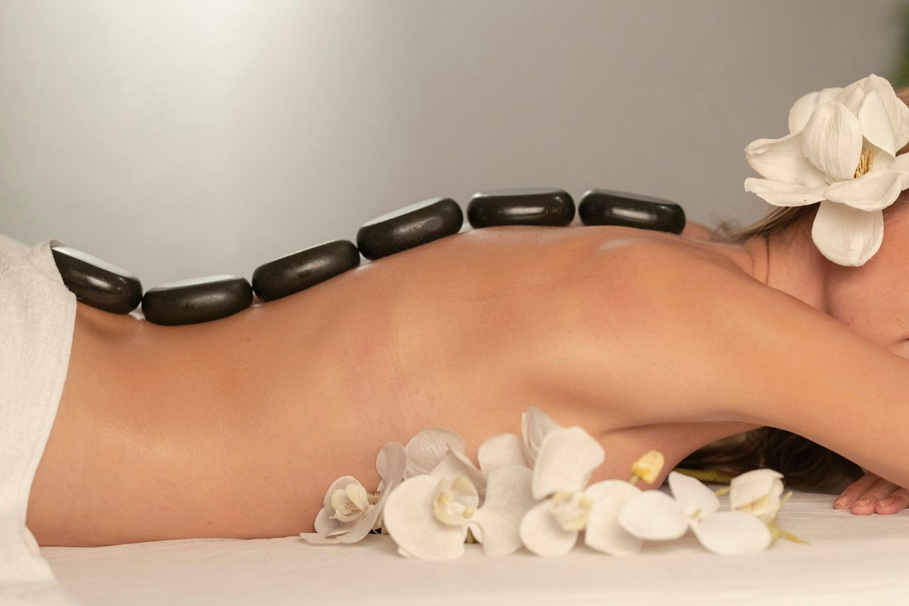 Masaje en spa. Foto: <a href="https://unsplash.com/@enginakyurt?utm_source=Hoy%20Apps&utm_medium=referral" target="_blank" rel="noopener">engin akyurt</a> (<a href="https://unsplash.com/photos/person-with-hot-stones-at-spa-ZbzYDboN7fg?utm_source=Hoy%20Apps&utm_medium=referral" target="_blank" rel="noopener">Unsplash</a>)