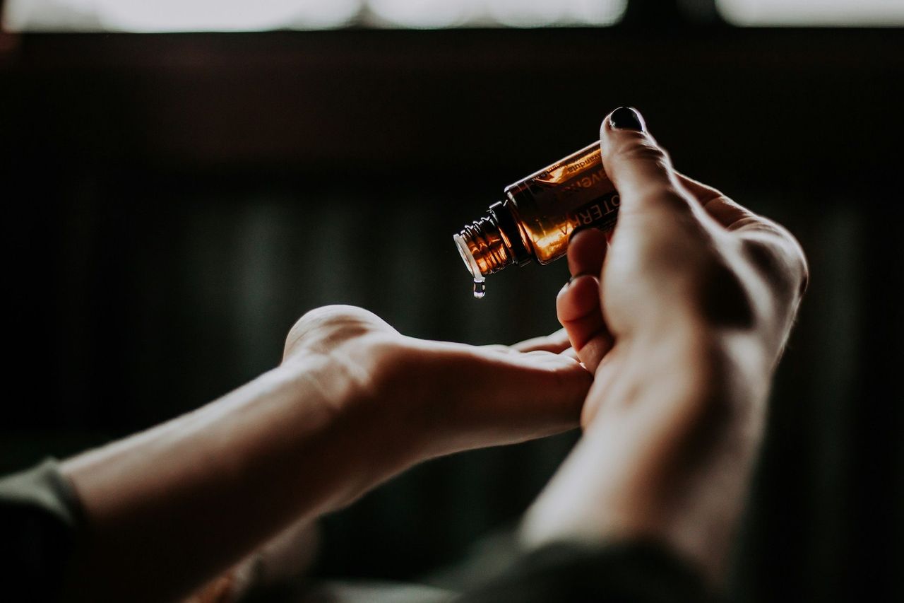 Masaje en spa. Foto: <a href="https://unsplash.com/@christinhumephoto?utm_source=Hoy%20Apps&utm_medium=referral" target="_blank" rel="noopener">Christin Hume</a> (<a href="https://unsplash.com/photos/person-holding-amber-glass-bottle-0MoF-Fe0w0A?utm_source=Hoy%20Apps&utm_medium=referral" target="_blank" rel="noopener">Unsplash</a>)