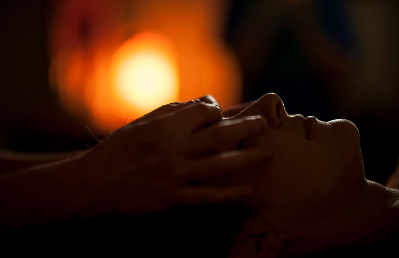 Masaje en spa. Foto: <a href="https://unsplash.com/@tinymountain?utm_source=Hoy%20Apps&utm_medium=referral" target="_blank" rel="noopener">Katherine Hanlon</a> (<a href="https://unsplash.com/photos/massage-therapy-in-dim-warm-light-WAm_HaI4W2E?utm_source=Hoy%20Apps&utm_medium=referral" target="_blank" rel="noopener">Unsplash</a>)