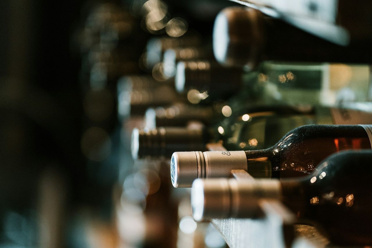 Cata de vinos. Foto: <a href="https://unsplash.com/@hermez777?utm_source=Hoy%20Apps&utm_medium=referral" target="_blank" rel="noopener">Hermes Rivera</a> (<a href="https://unsplash.com/photos/selective-focus-photography-of-bottles-aK6WGqxyHFw?utm_source=Hoy%20Apps&utm_medium=referral" target="_blank" rel="noopener">Unsplash</a>)